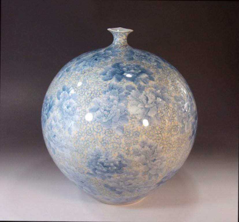 Exquis vase contemporain en porcelaine décorative japonaise, peint à la main de manière complexe en bleu sous glaçure et en jaune sur un corps en porcelaine aux formes élégantes, par un maître porcelainier hautement acclamé de la région