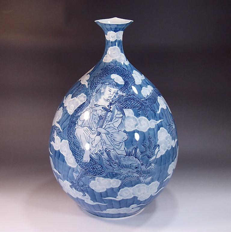 Peint à la main Vase japonais contemporain en porcelaine bleu et jaune par un maître artiste en vente