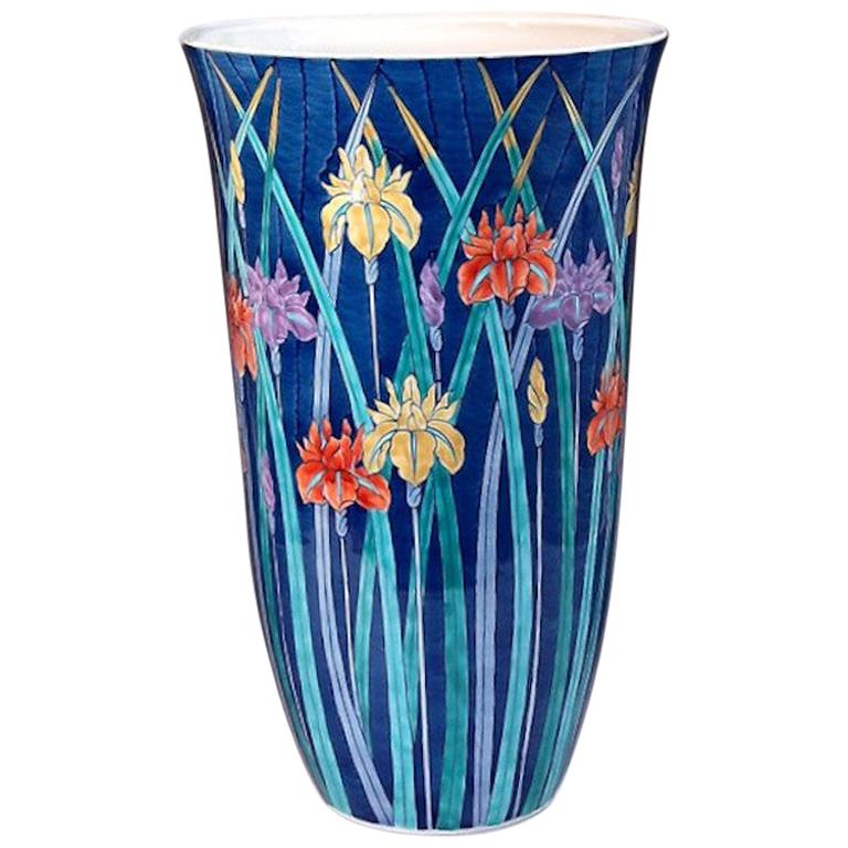 Japanische zeitgenössische japanische Porzellanvase von Meisterkünstler in Blau, Gelb und Lila im Angebot