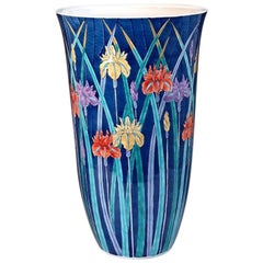 Vase japonais contemporain en porcelaine bleu, jaune et violet par un maître artiste