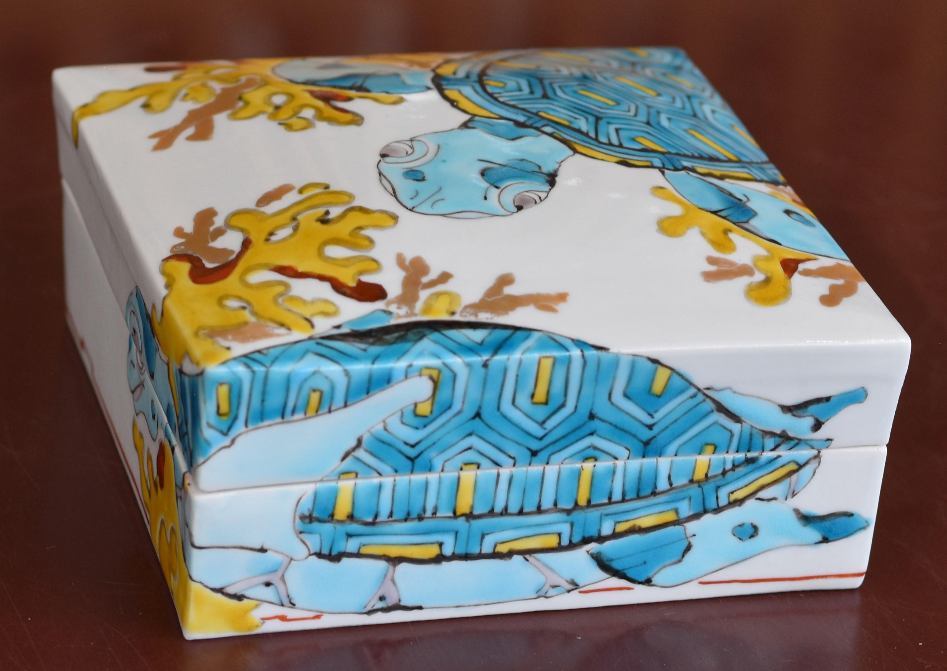Exquisite zeitgenössische japanische Porzellanvase in Museumsqualität, handbemalt auf einem eleganten quadratischen Korpus in leuchtenden Blau-, Gelb- und Rottönen, mit einer einzigartigen Interpretation einer Meeresschildkröte. Dieser hochgelobte