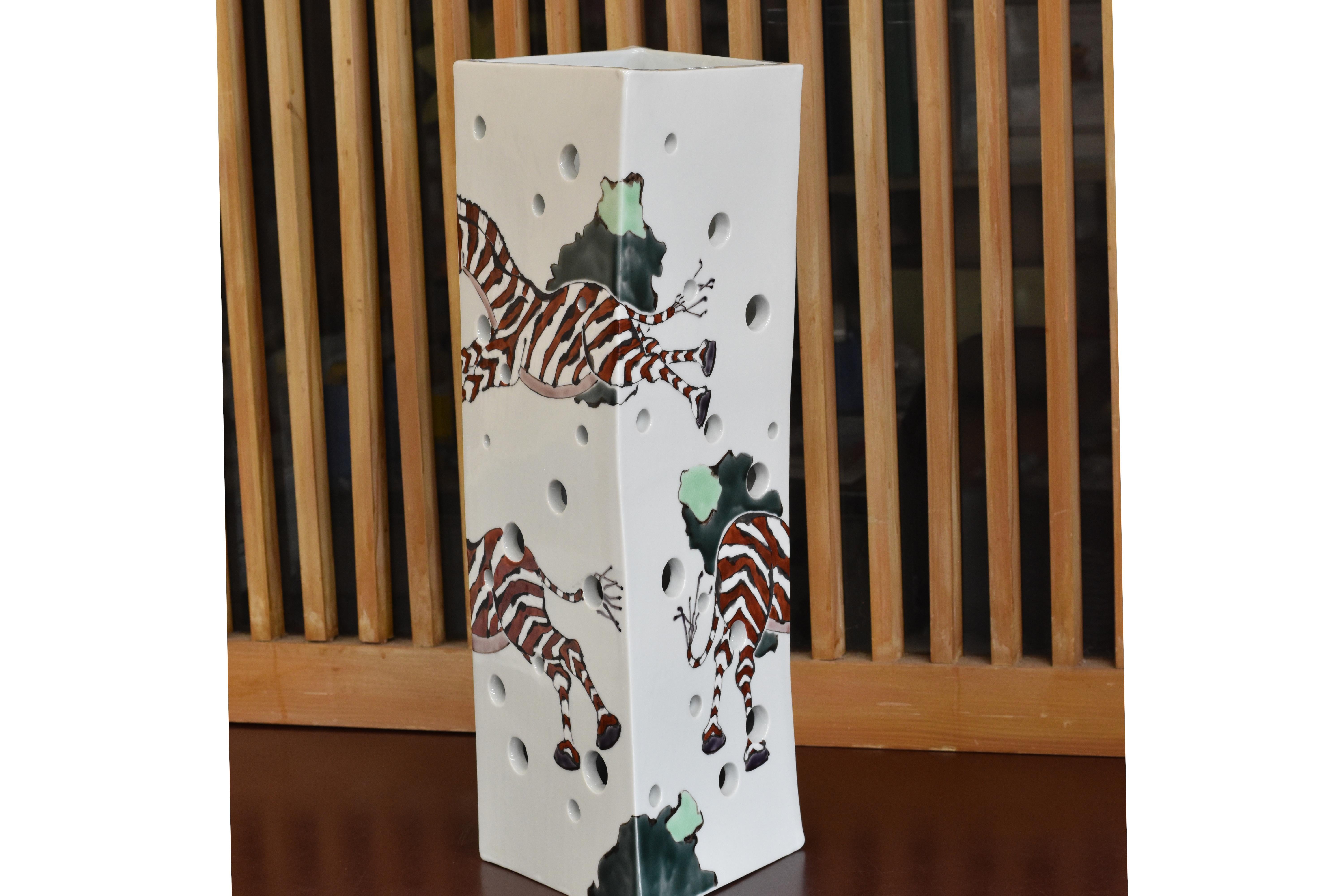 Fait main Lampe vase contemporaine japonaise en porcelaine Brown Black par Masterly Artist en vente
