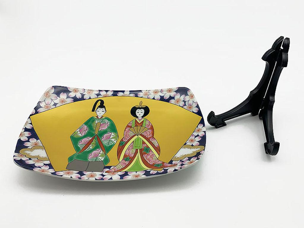 Assiette décorative japonaise contemporaine en porcelaine verte, rouge et or présentant un couple impérial ou 