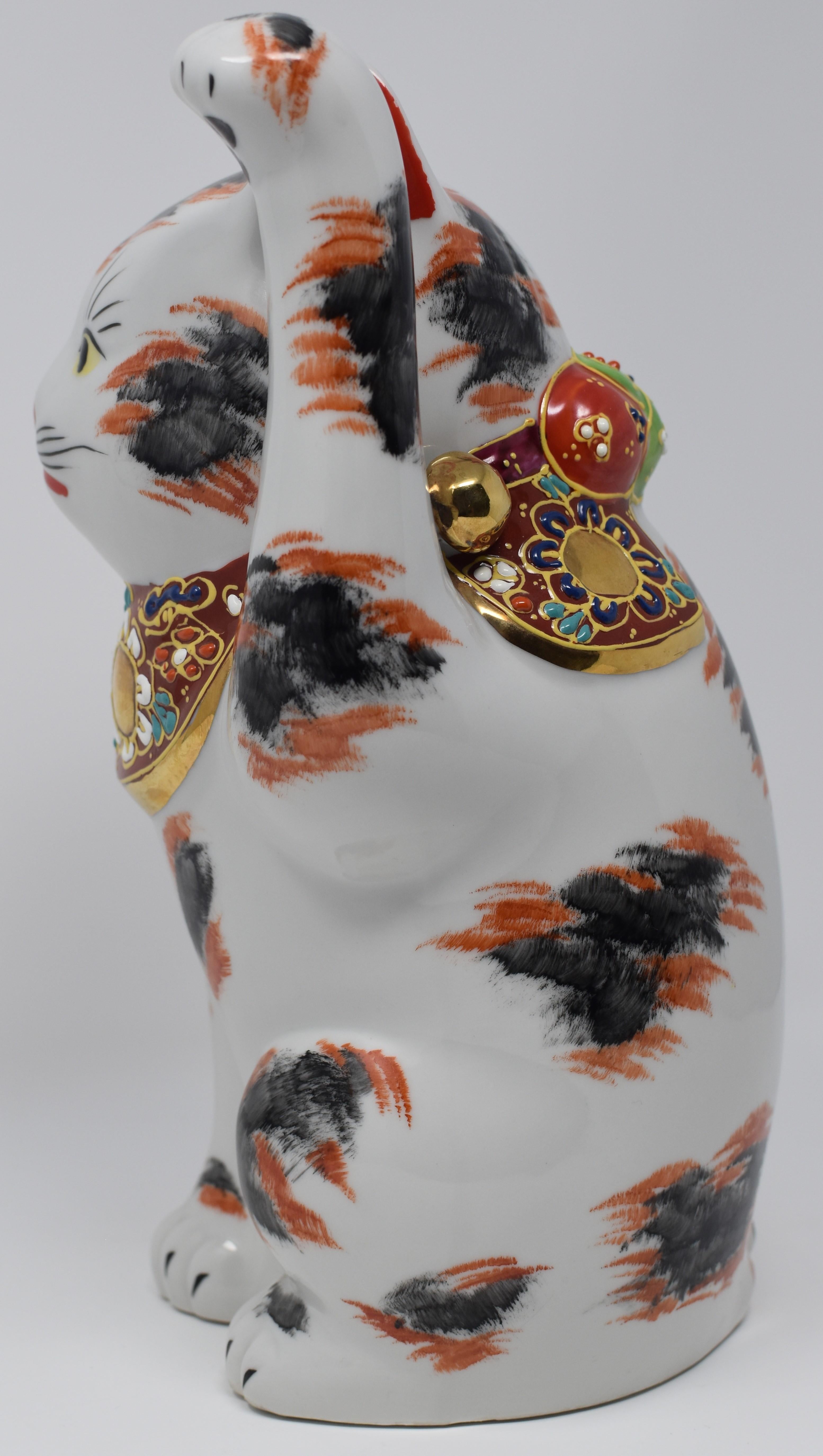 Japanese Contemporary Gilded Hand-Painted Kutani Porcelain Beckoning Cat  In New Condition In Takarazuka, JP