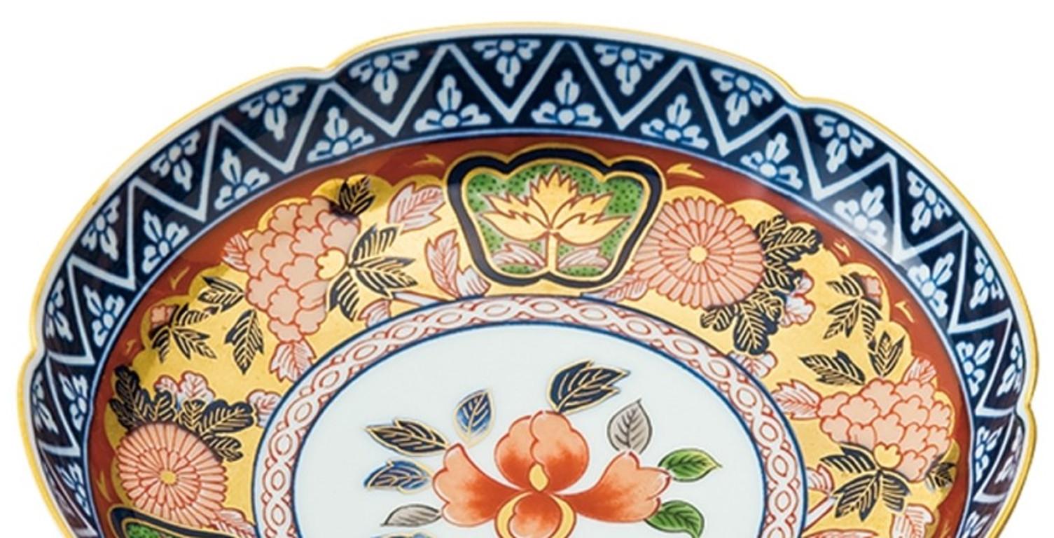 Exceptional contemporary Ko-Imari (Old Imari) style gilded hand painted porcelain dessert plate, created in the well-respected kiln in the Imari-Arita region of Japan with a history of over a hundred years of creating exquisite porcelain pieces in
