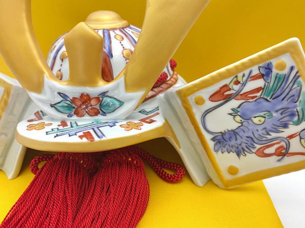 Japanisches zeitgenössisches Kabuto-Medaillon aus vergoldetem Porzellan (Edo) im Angebot