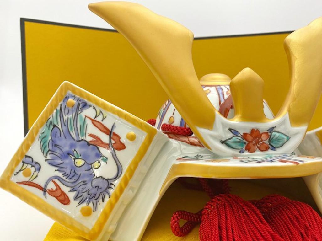 Japanisches zeitgenössisches Kabuto-Medaillon aus vergoldetem Porzellan (Handbemalt) im Angebot