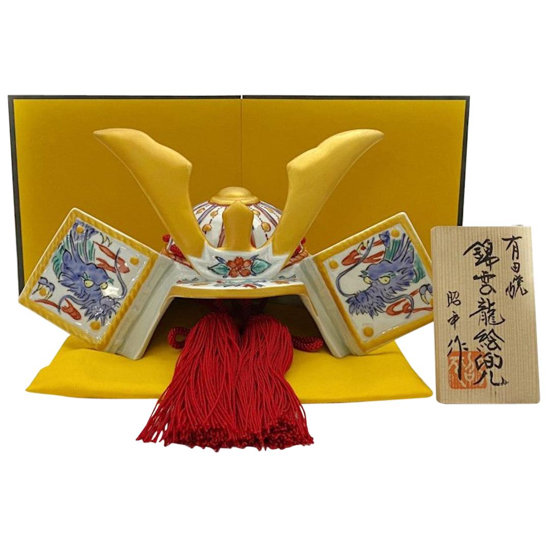 Japanisches zeitgenössisches Kabuto-Medaillon aus vergoldetem Porzellan im Angebot