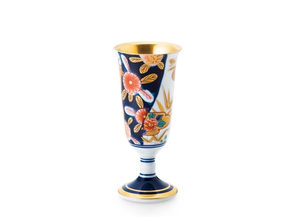 Elegante zeitgenössische Tasse aus japanischem Ko-Imari (altes Imari) Porzellan mit kurzem Stiel, in leuchtenden roten, blauen und grünen Farben und großzügiger Goldapplikation, die charakteristisch für das Ko-Imari Porzellan sind, genannt kinrande.