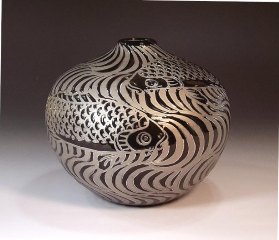 Vase contemporain japonais en porcelaine décorative, peint à la main en platine et or, sur un fond noir à fossettes, une pièce signée appartenant à la collection signature fish du maître artiste porcelainier hautement acclamé. En 2016, le British