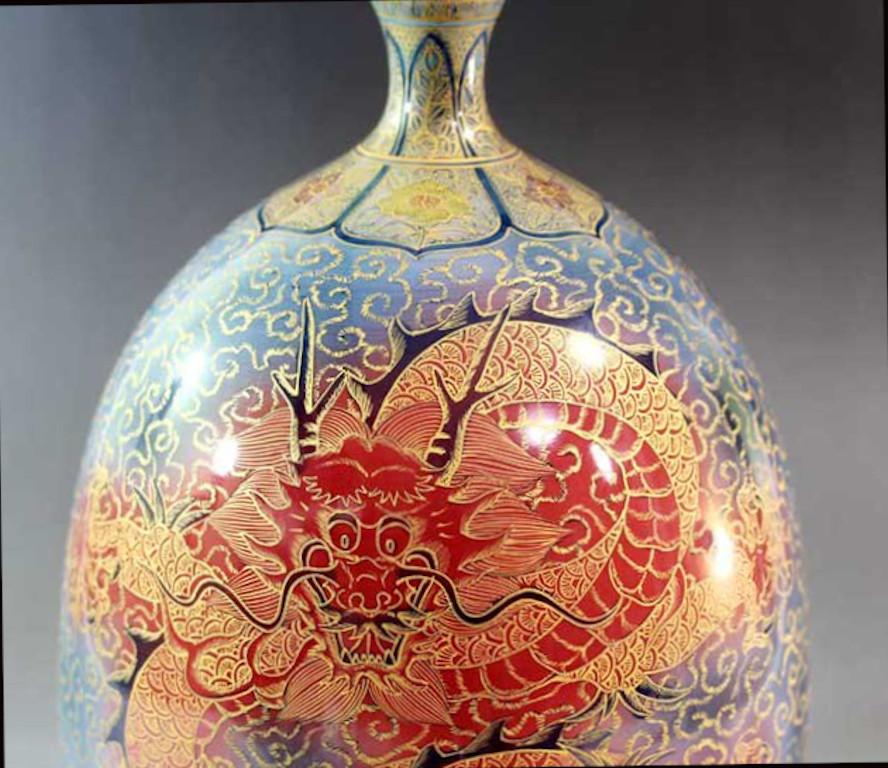 Extraordinaire vase contemporain en porcelaine décorative japonaise, peint à la main selon la technique miniature unique de l'artiste sur un corps de porcelaine aux formes élégantes, en gris, bleu et rouge, avec des motifs extrêmement complexes et