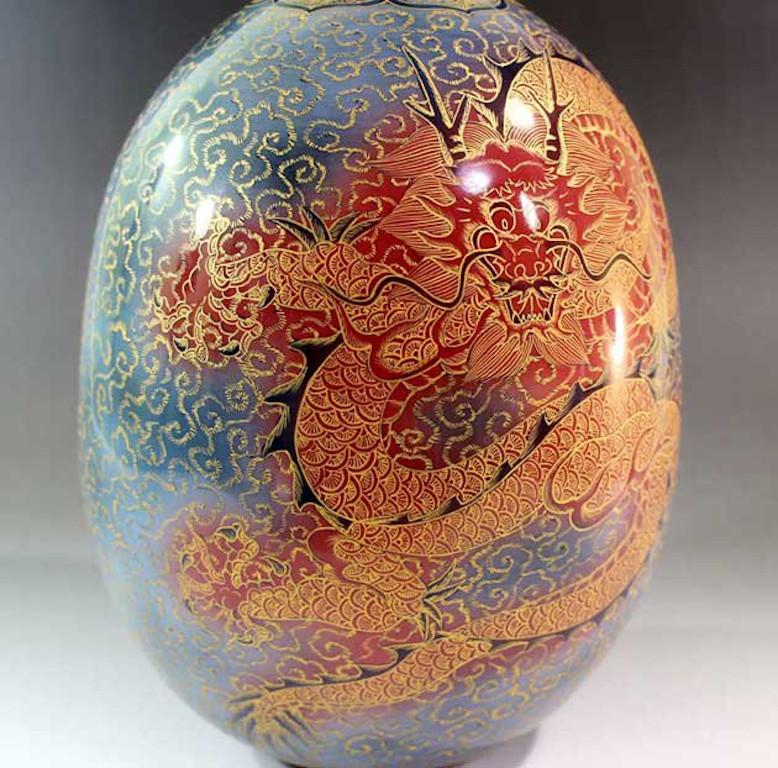 Meiji Vase contemporain japonais en porcelaine gris-or-rouge par un maître artiste en vente