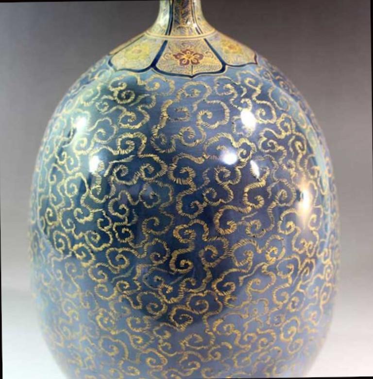 Japonais Vase contemporain japonais en porcelaine gris-or-rouge par un maître artiste en vente