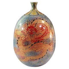 Vase contemporain japonais en porcelaine gris-or-rouge par un maître artiste