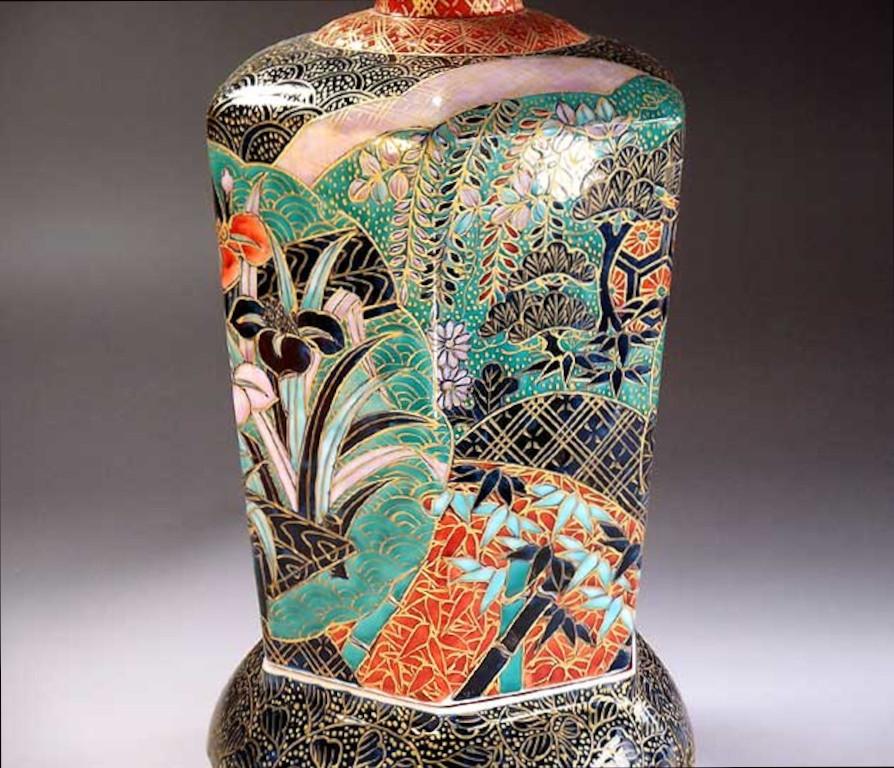 Meiji Pot en porcelaine japonaise contemporain vert or et noir par un maître artiste en vente