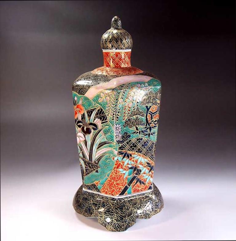 Japonais Pot en porcelaine japonaise contemporain vert or et noir par un maître artiste en vente