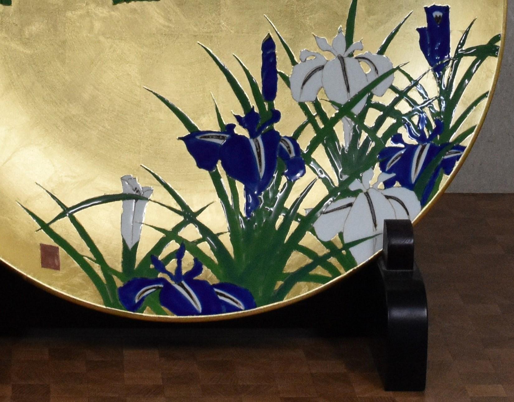 Extraordinaire chargeur en porcelaine décorative japonaise contemporaine de qualité muséale, peinte à la main de façon époustouflante d'un motif d'iris en violet/bleu vif, blanc et vert sur un magnifique fond de feuilles d'or. Il s'agit d'un