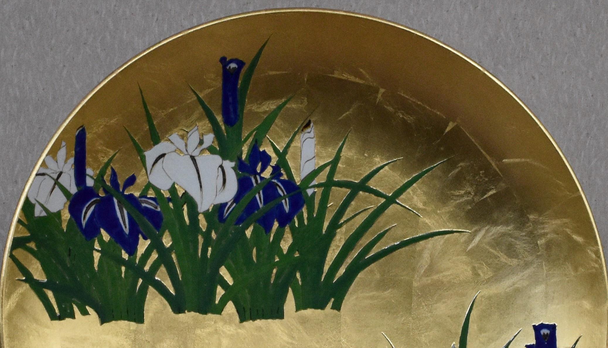 Japonais Chargeur en porcelaine japonaise contemporaine à feuilles d'or pourpre et verte par un maître artiste en vente