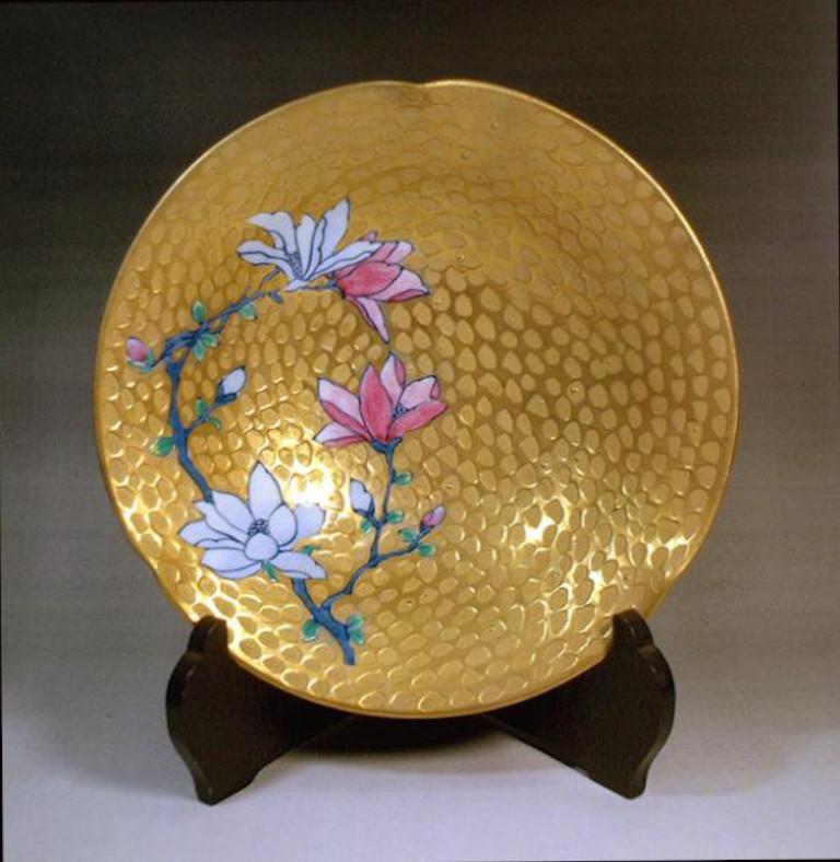 Zeitgenössischer japanischer Porzellanteller in Gold, Rosa, Blau und Grün von Meisterkünstler, 3 (Meiji-Periode) im Angebot