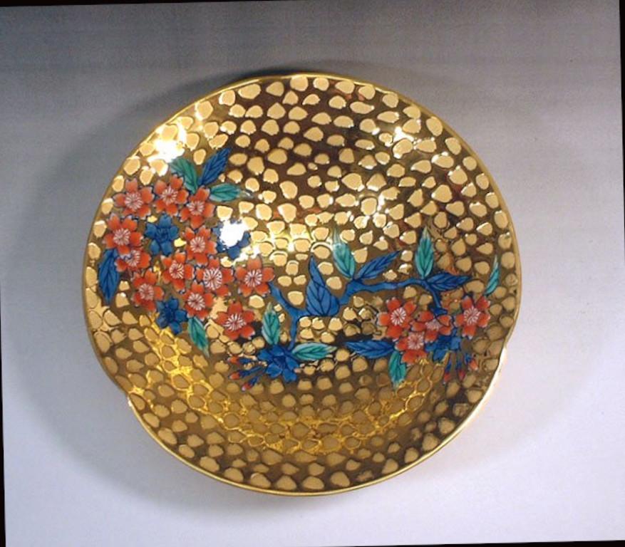 Zeitgenössischer japanischer Porzellanteller in Gold, Rosa, Blau und Grün von Meisterkünstler, 3 (Vergoldet) im Angebot