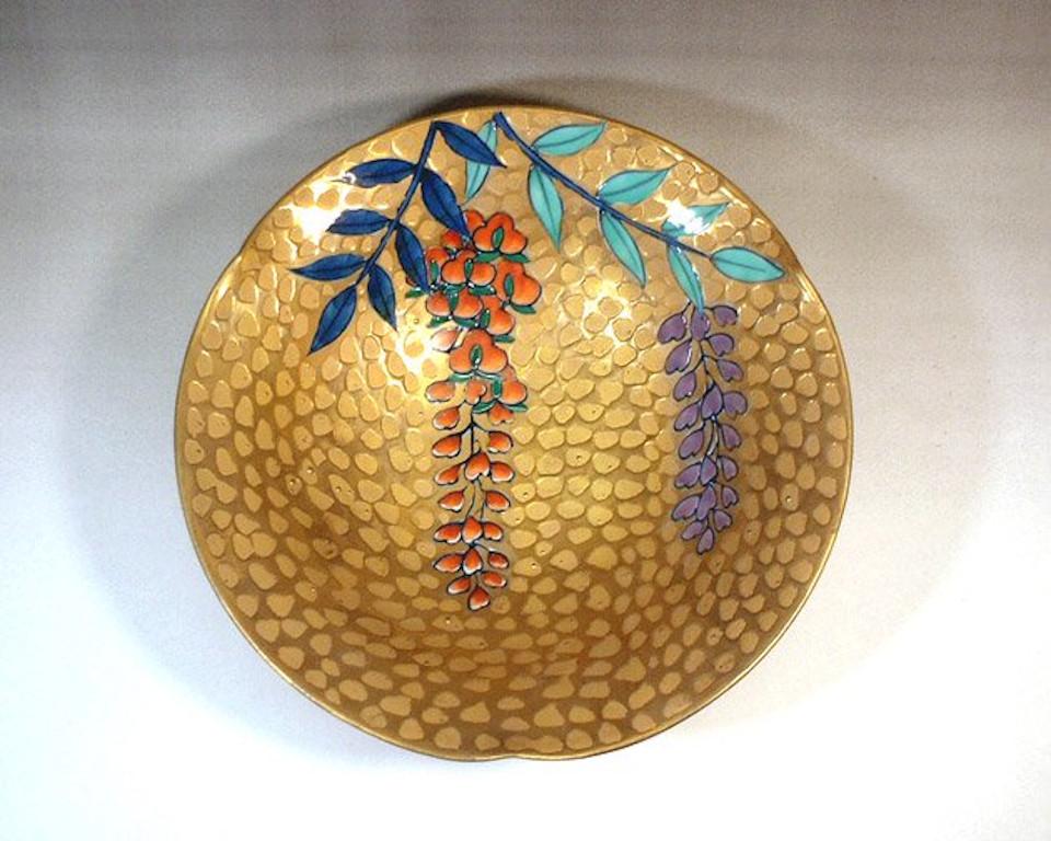 Zeitgenössischer japanischer Porzellanteller in Gold, Rosa, Blau und Grün von Meisterkünstler, 3 (21. Jahrhundert und zeitgenössisch) im Angebot