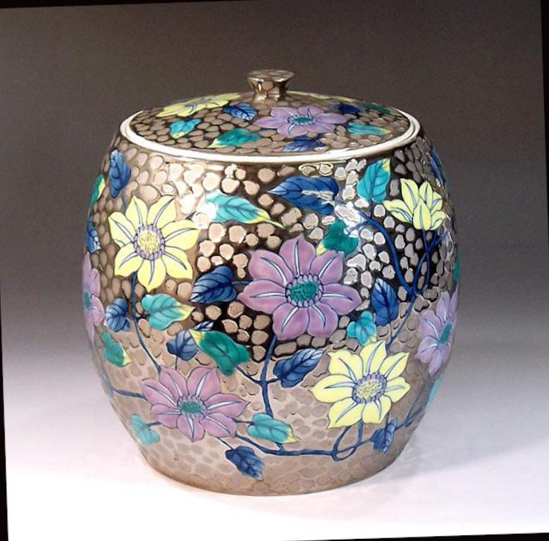 Japonais Pot à couvercle en porcelaine rouge pourpre doré contemporain de l'artiste japonais par le maître en vente