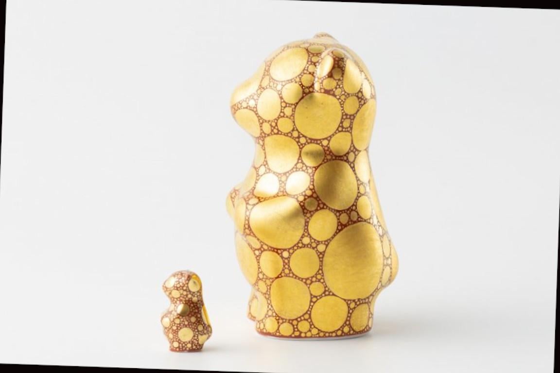 Außergewöhnliche zeitgenössische japanische Porzellanbärenskulptur, handbemalt in Gold und Rot in einem dramatischen, verheißungsvollen traditionellen japanischen Muster, von einem japanischen Künstler aus der historischen Region Imari-Arita in