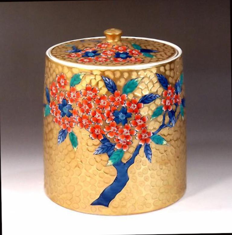 Exquise jarre à couvercle en porcelaine japonaise contemporaine Mizusashi, avec un corps à fossettes étonnant, orné de grappes de fleurs de cerisier peintes à la main en rouge fer, sur un fond à fossettes en or, un chef-d'œuvre du maître artiste
