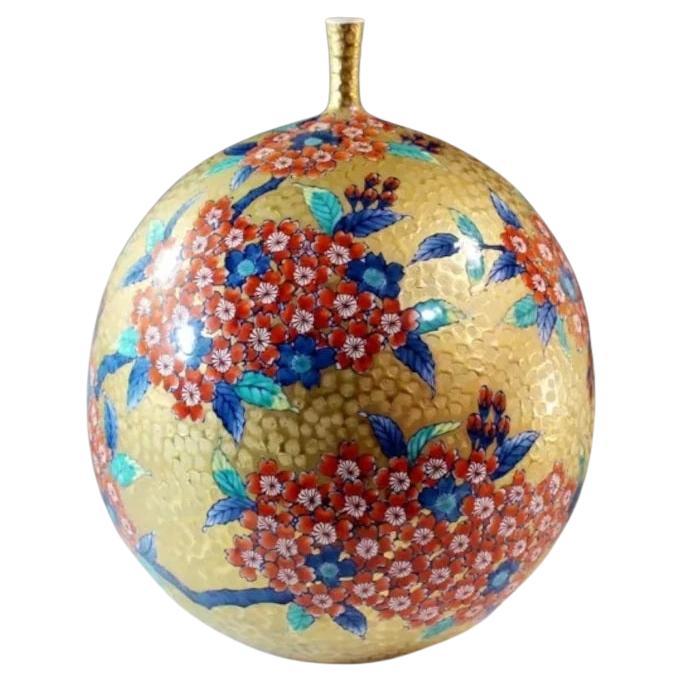 Exquisito jarrón de porcelana japonesa contemporánea con hoyuelos, de calidad de museo, intrincadamente dorado, pintado a mano en rojo sobre una asombrosa forma dorada, una obra maestra de un maestro de la porcelana ampliamente respetado y