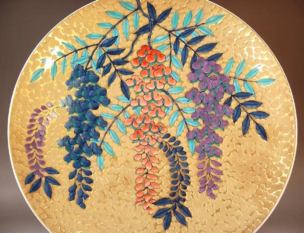 Exquisite zeitgenössische japanische dekorative Porzellanvase mit Grübchen, ein atemberaubendes Stück, vergoldet und handbemalt von einem renommierten Porzellankünstler aus der japanischen Region Imari-Arita. Der Meisterkünstler wurde für seine