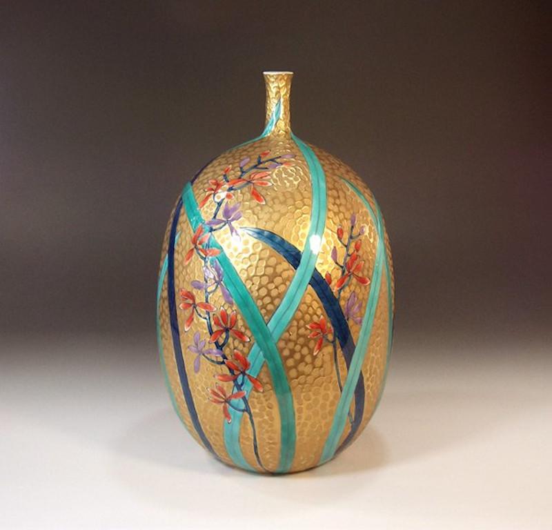 Japonais Vase japonais contemporain en porcelaine rouge, violet et vert par un maître artiste, 5 pièces en vente