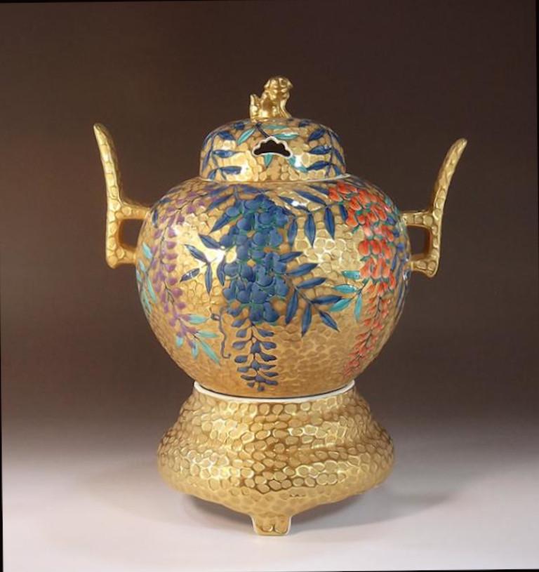 Doré Vase japonais contemporain en porcelaine rouge, violet et vert par un maître artiste, 5 pièces en vente