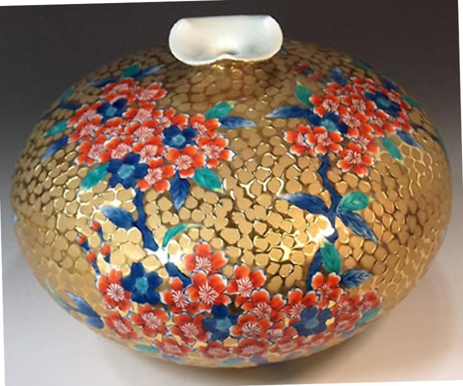 Or Vase japonais contemporain en porcelaine rouge, violet et vert par un maître artiste, 5 pièces en vente