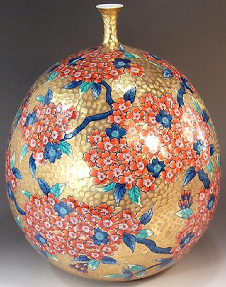 Vase japonais contemporain en porcelaine rouge, violet et vert par un maître artiste, 5 pièces en vente 1