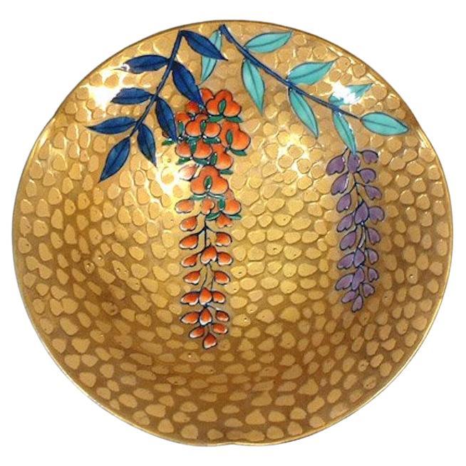 Zeitgenössischer japanischer Porzellanteller in Gold, Rot und Lila von Meisterkünstler