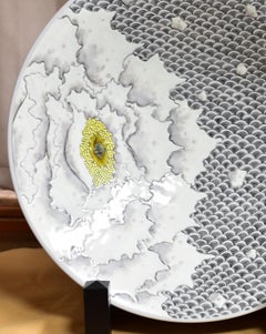 Chargeur en porcelaine japonaise contemporaine gris blanc jaune par un maître artiste, 3