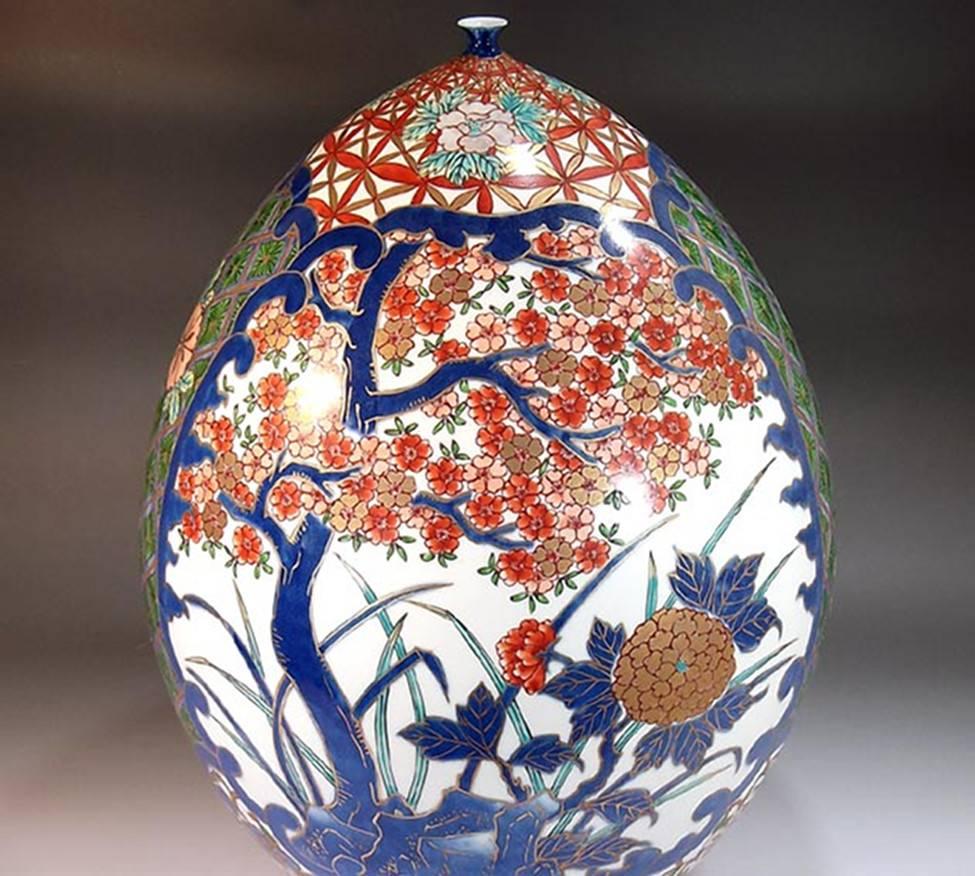 Meiji Vase japonais contemporain en porcelaine vert, bleu, or et rouge par un maître artiste, 3 pièces en vente