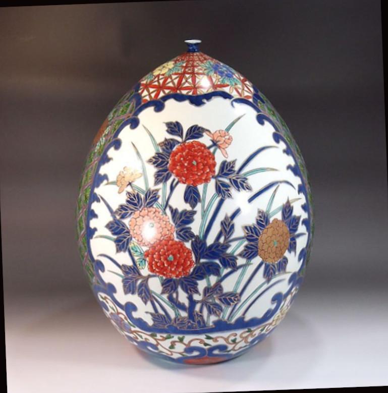 Japonais Vase japonais contemporain en porcelaine vert, bleu, or et rouge par un maître artiste, 3 pièces en vente