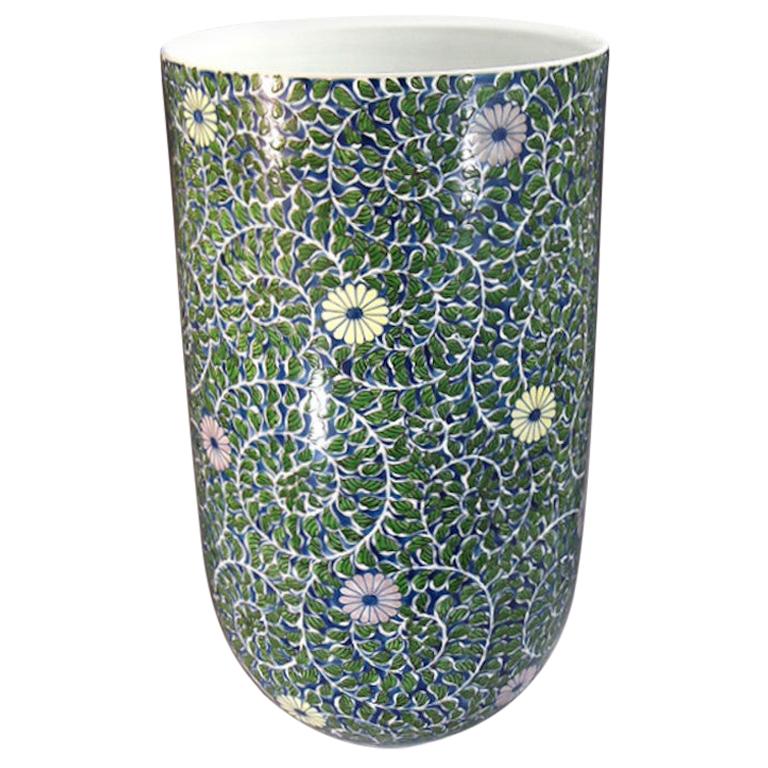 Vase contemporain japonais en porcelaine verte, bleue et violette, réalisé par un maître artiste