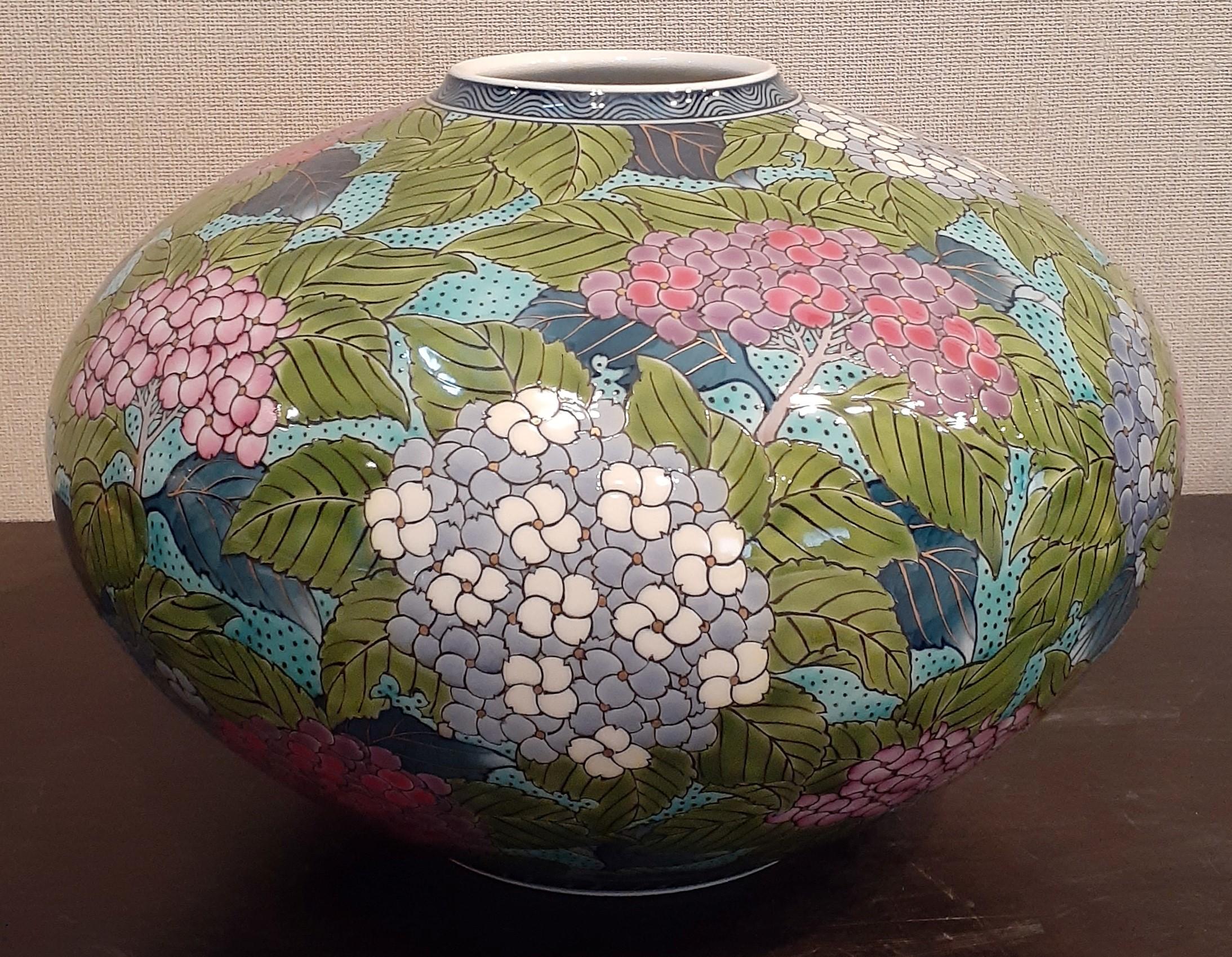 Japanese Contemporary Green Blue Purple Red Porcelain Vase by Master Artist In New Condition In Takarazuka, JP