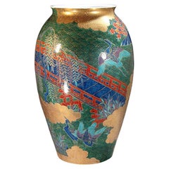 Vase contemporain japonais en porcelaine verte, bleue, rouge et or, réalisé par un maître artiste, 2