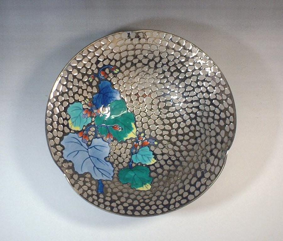 Zeitgenössische japanische Porzellanvase aus Platin in Grün, Blau und Rot von Meisterkünstler (21. Jahrhundert und zeitgenössisch) im Angebot