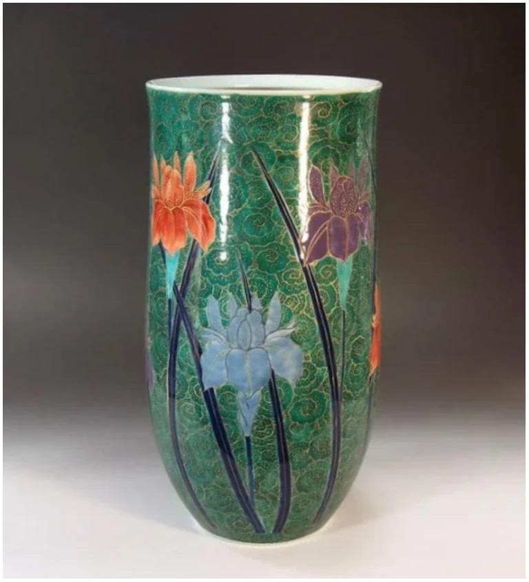 Meiji Vaso giapponese contemporaneo in porcellana verde, blu, rosso, viola, realizzato da un maestro artista, 2 in vendita
