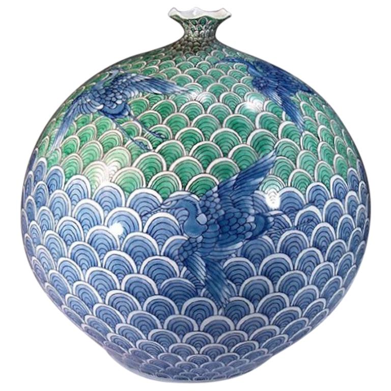 Vase contemporain japonais en porcelaine verte, bleue et blanche, réalisé par un maître artiste