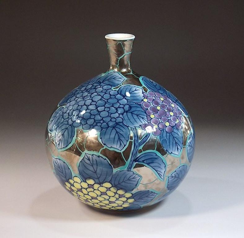 Zeitgenössische japanische Vase aus grünem, goldenem und blauem Porzellan von Meisterkünstler (Japanisch) im Angebot