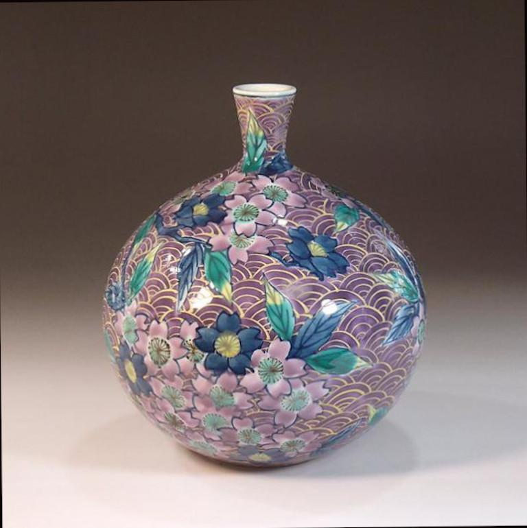 Zeitgenössische japanische Vase aus grünem, goldenem und blauem Porzellan von Meisterkünstler (Vergoldet) im Angebot
