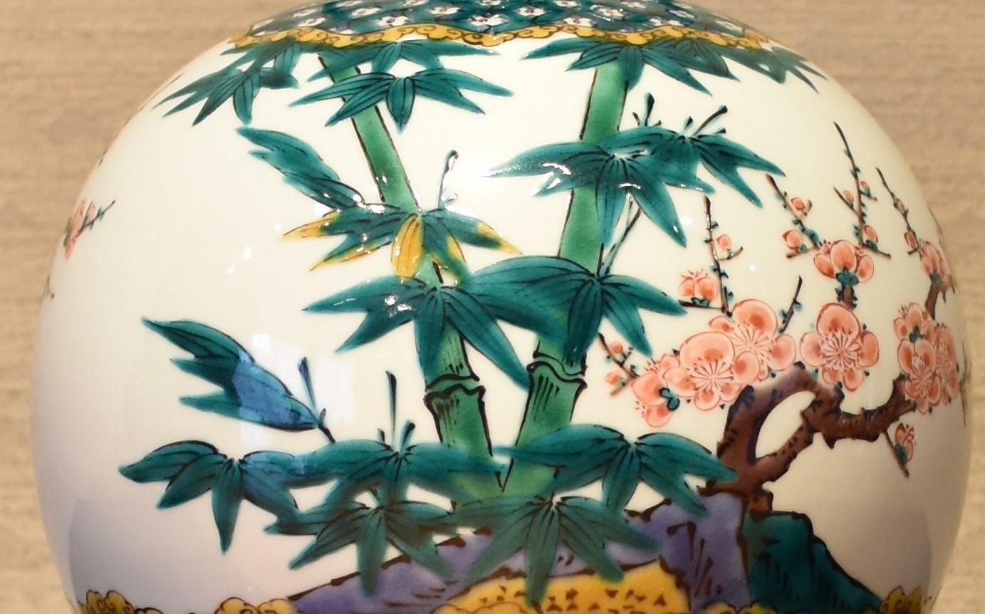 Japanese Contemporary Green Kutani Decorative Porcelain Vase by Master Artist In New Condition In Takarazuka, JP