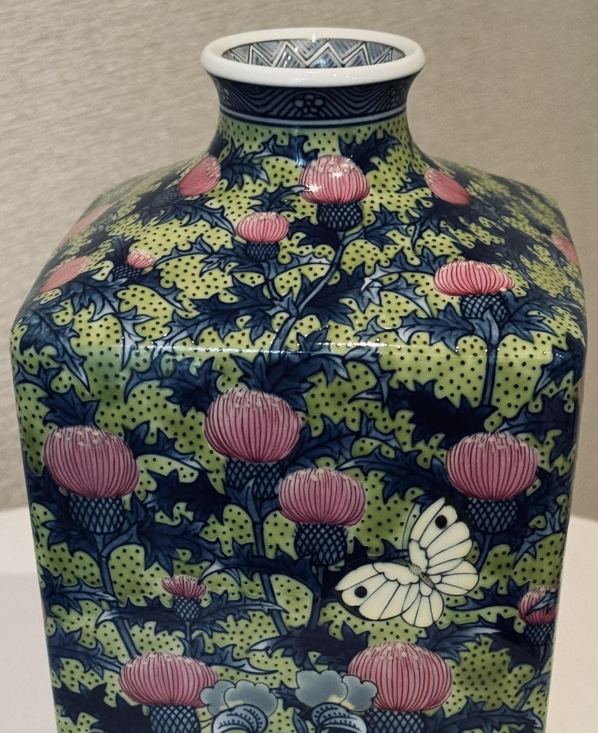 Japanese Contemporary Green Pink Porcelain vase by Master Artist In New Condition For Sale In Takarazuka, JP