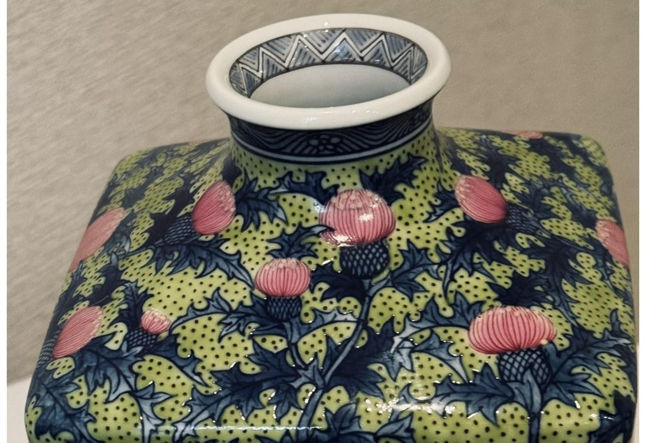 Japanische Contemporary Grün Rosa Porzellan Vase von Masterly Artist im Angebot 1