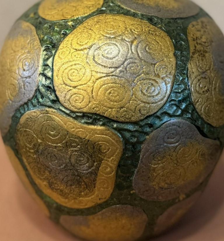 Japanische Contemporary Grün Platin Gold Porzellan Vase von Masterly Artist (Meiji-Periode) im Angebot